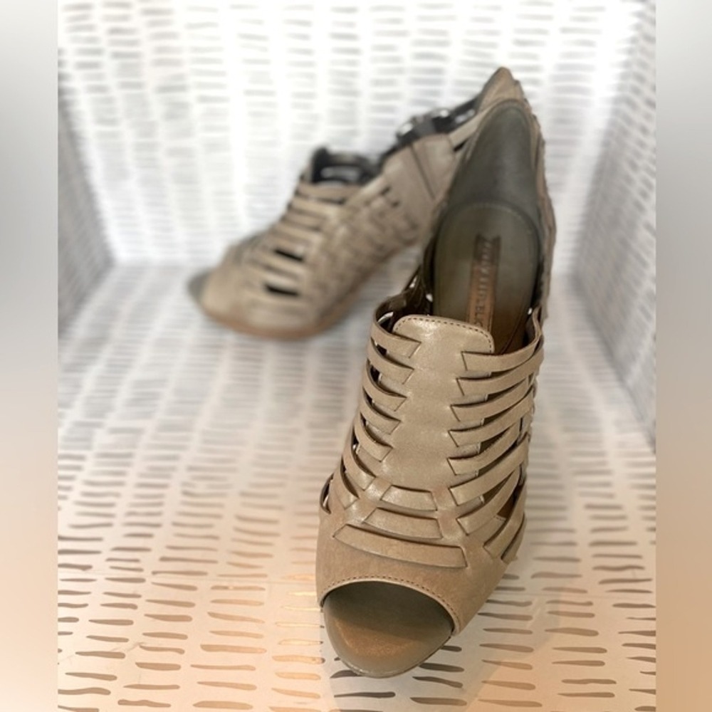 Banana Republic Wmns 8.5 Taupe Woven Cage Peep Toe Stacked Heel Booties Neutral